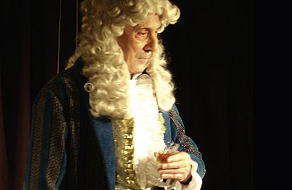 Oskar Vogel unter der Allonge-Perücke als Isaac Newton in dem Stück ­­